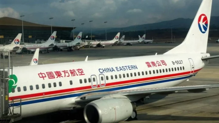 Avião com 132 a bordo cai na China