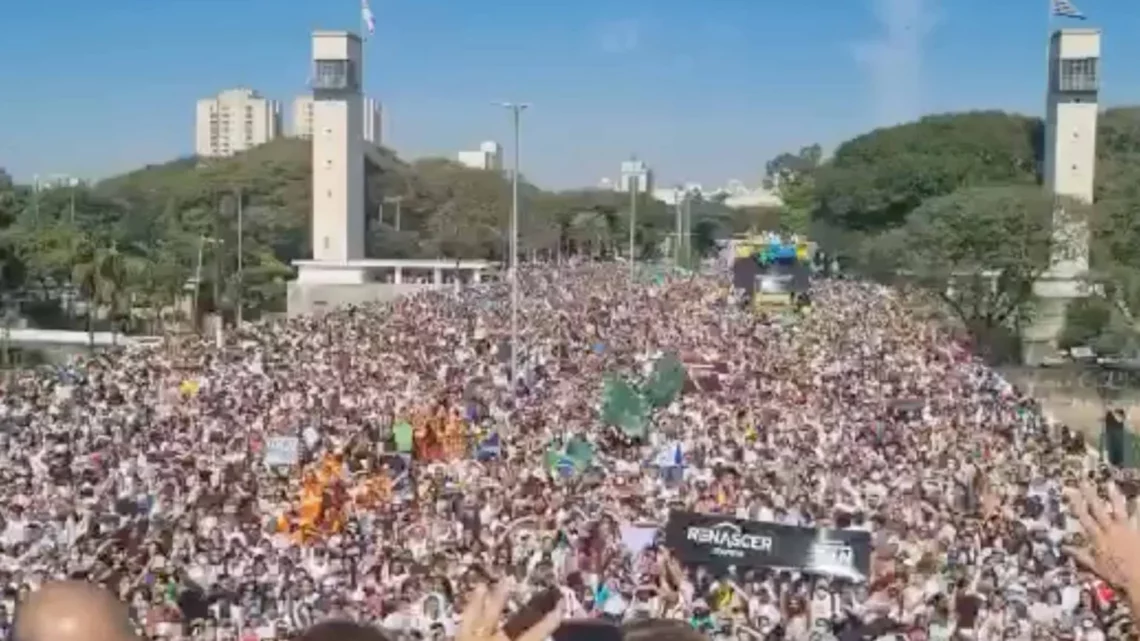 Multidão participa de Marcha para Jesus em São Paulo