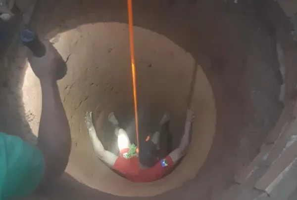 Bombeiros resgatam criança que caiu em poço de 20 metros em Rondônia