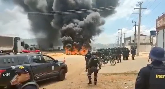 Polícia usa bombas de gás contra caminhoneiros em Rondônia