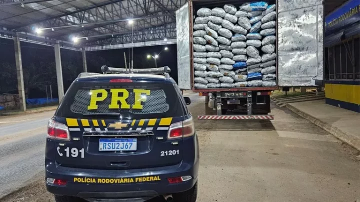 Em Ariquemes, PRF identifica transporte irregular de produtos florestais