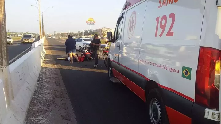 Motociclista bate na traseira de carro na BR-364 e sofre lesão em Porto Velho