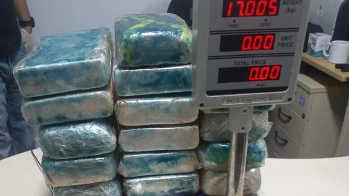 Dupla é presa com mais de 37kg de cocaína após quase causar acidente com viatura da PM