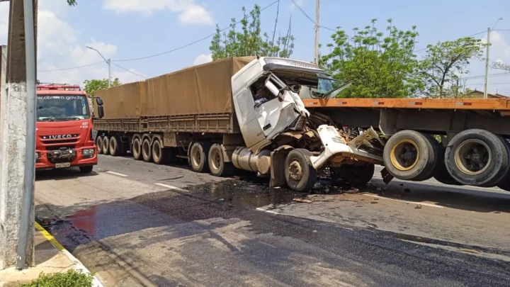 Colisão entre três carretas causa destruição na Avenida Jorge Teixeira