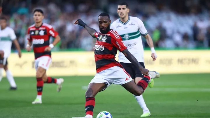 Com gol de Gerson no fim, Flamengo supera Coritiba no Couto Pereira